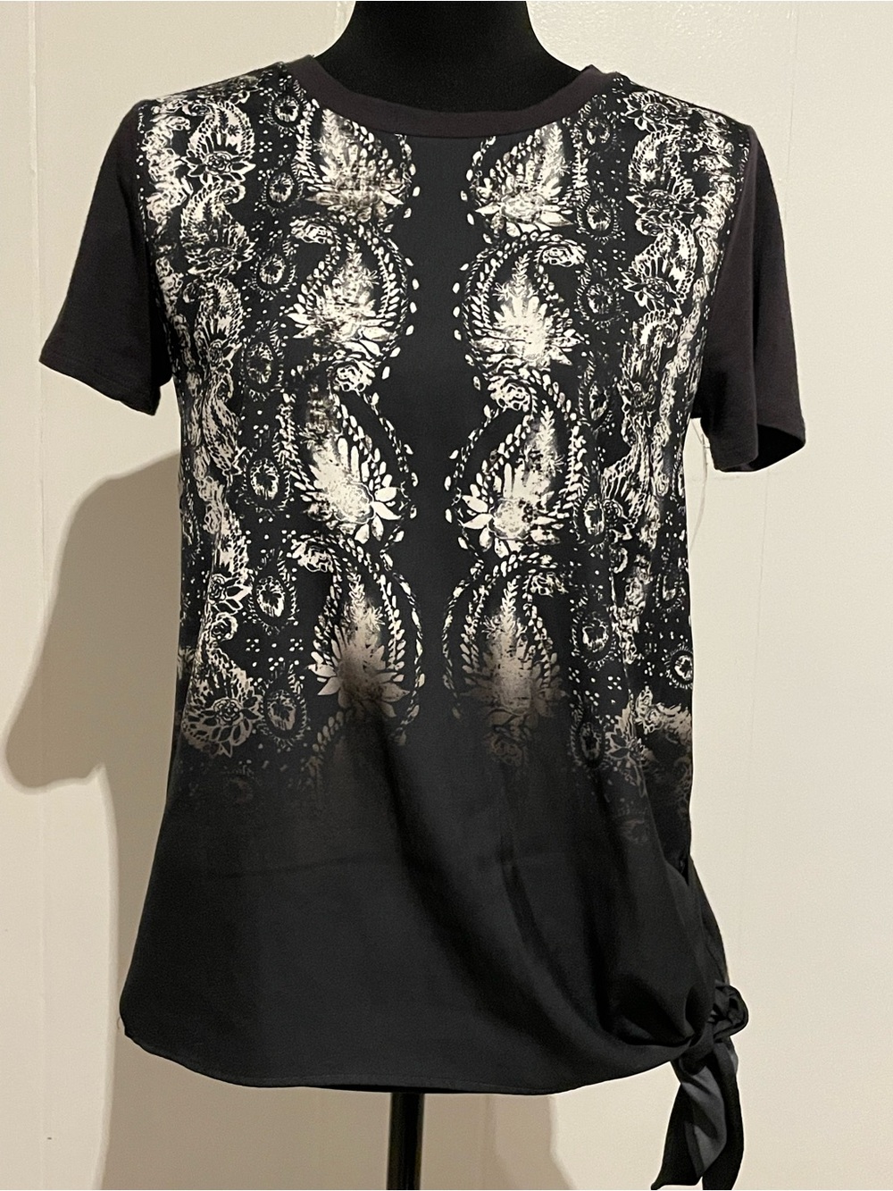 Simply Vera Vera Wang Black Short-Sleeve Shirt with Cream Paisley Print